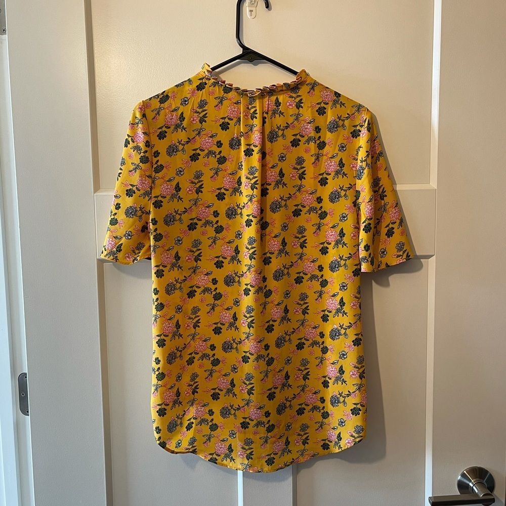 T Tahari Wallflower Floral Ruffle Neck Top - Picture 7 of 8